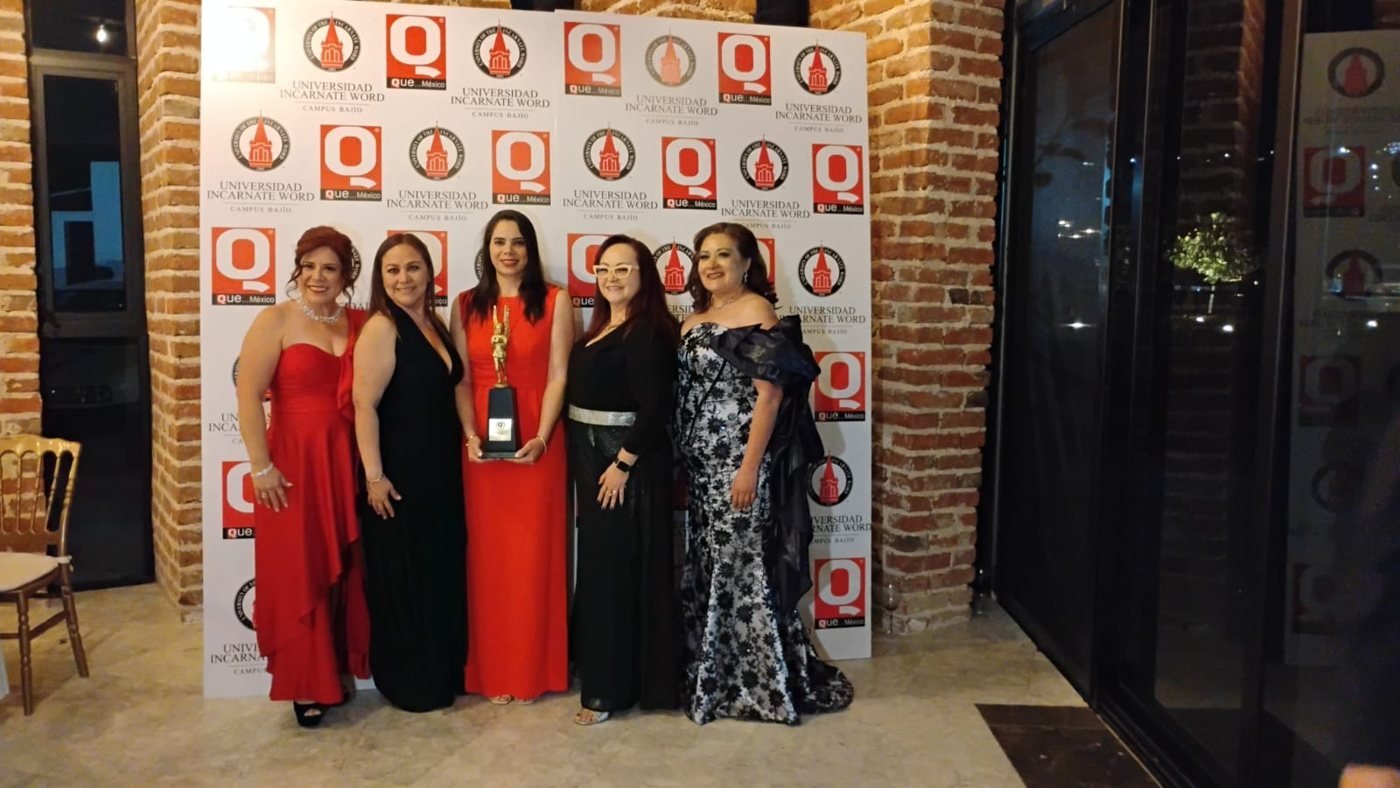 Socias de AMMJE León en la cena de gala